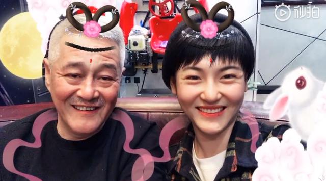 乡村爱情杜小双剧照，赵本山马心怡同框搞怪