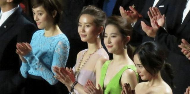 刘亦菲和谁合影都是一脸严肃，刘亦菲与黄晓明罕见合体