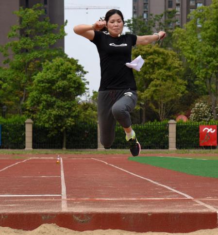 跳远的时候单脚起跳怎么纠正，立定三级跳远动作要领