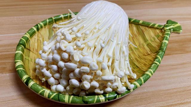 爆辣金针菇特别简单的做法，教你营养好吃的油菜扒金针菇