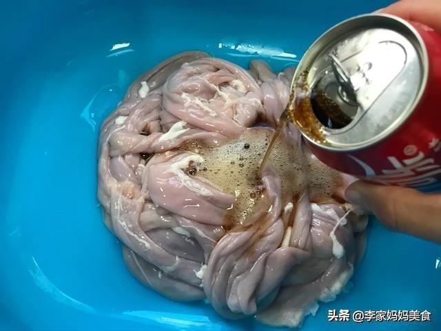 猪小肠怎么洗才干净，处理过的猪小肠怎么洗不臭（清洗猪小肠时，加醋加碱都错了）