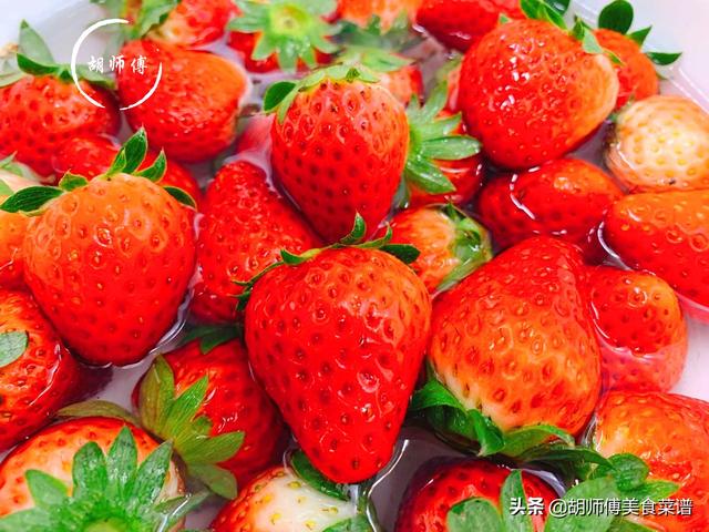 草莓用小苏打洗还是盐，洗草莓为什么要用盐水