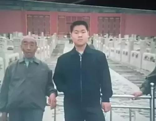 岳云鹏的背后的心酸，岳云鹏街头推销无人问津