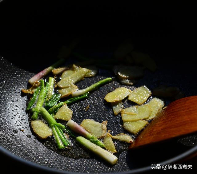 蛏子怎么做才能做出街边小吃的味，肥美的蛏子只需与姜葱简单爆炒