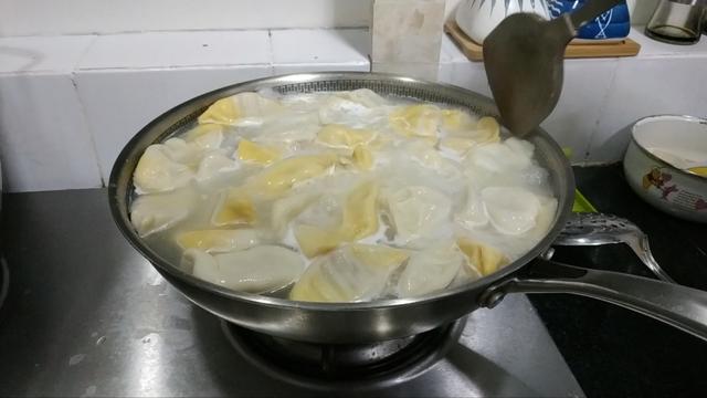 芹菜牛肉水饺如何调馅，牛肉饺子馅怎么调才能鲜嫩（这样做牛肉芹菜饺子）