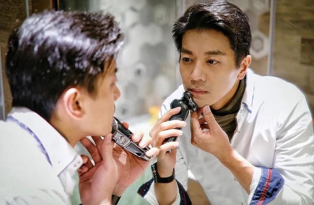 54岁tvb小生近况，54岁TVB肌肉男神晒父子合照