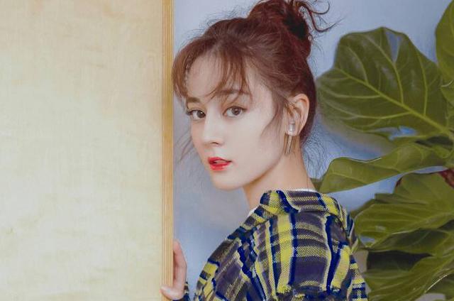 杨紫和迪丽热巴身材对比，关注近来高涨的十强90后女明星