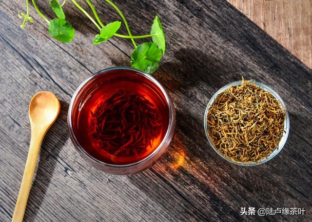 金骏眉多少度水泡，金骏眉适合用多少度水泡（金骏眉和白毫银针用85℃水温）