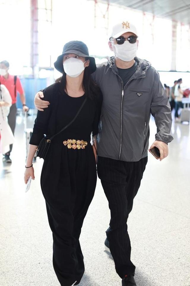 明星果然能賺，蔣勤勤背12萬包包只是日常，夫妻倆低調「炫富」 娛樂八卦吃瓜 第6张