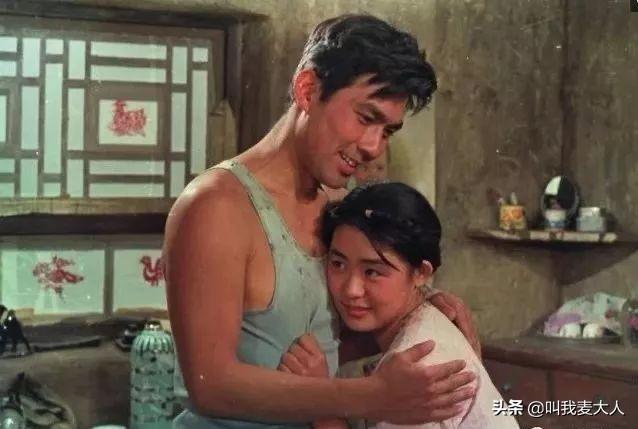 朱时茂春晚最新消息，与旗袍美女饮酒红光满面