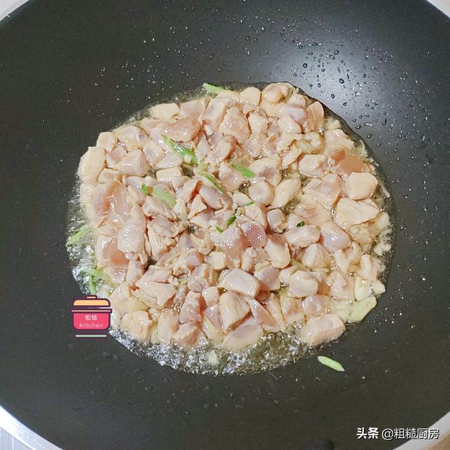香菇鸡肉面的做法，1把面条1块鸡肉3颗香菇