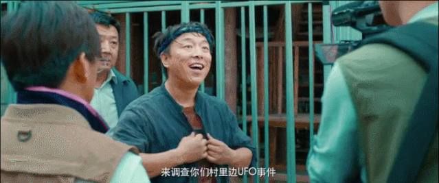 天上掉下个UFO，以我和我的家乡为题800字作文（3米高外星生物在后院溜达）