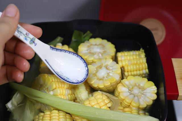玉米煮多少分钟就可以吃了，煮玉米需要煮多久才能鲜嫩可口（玉米怎么煮，玉米需要煮多久）