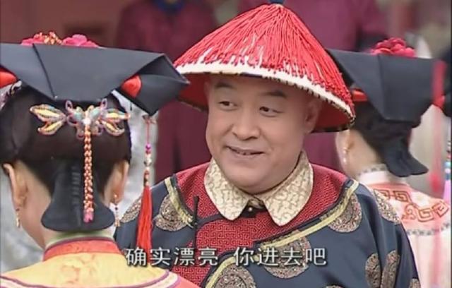 38岁杨蓉终于高调一回，穿红T配红纱裙娇艳妩媚