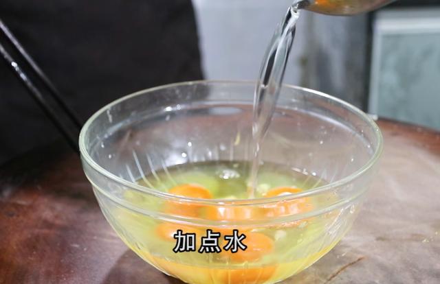 金针菇怎么炒鸡蛋，葱香蛋炒金针菇的做法