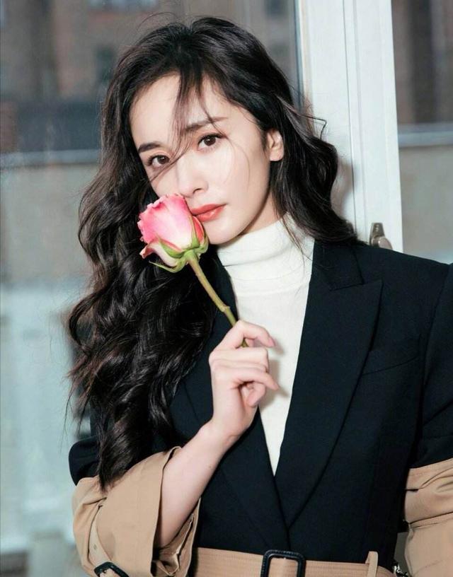 女生超显老脸小的微卷发型，女人40岁以后别留直发了