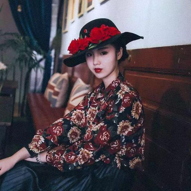 很流行的轻复古女装照着穿就够美，复古女人味搭配示范