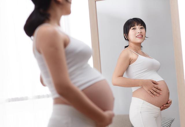吉娜怀孕六个月后亮相，网友：这是我吃撑时候的肚子