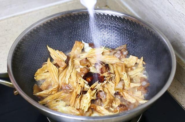 腐竹用热水泡还是冷水泡，腐竹油炸过用凉水还是用热水泡（做对这1步里外都不硬）