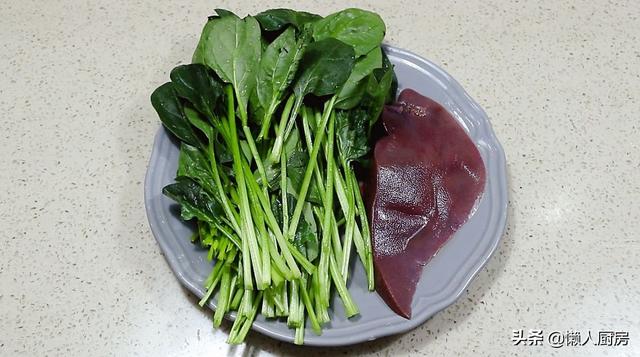菠菜怎麼做好吃？豬肝怎麼做好吃？天氣炎熱，教你這樣涼拌著吃 熱愛美食 第1张