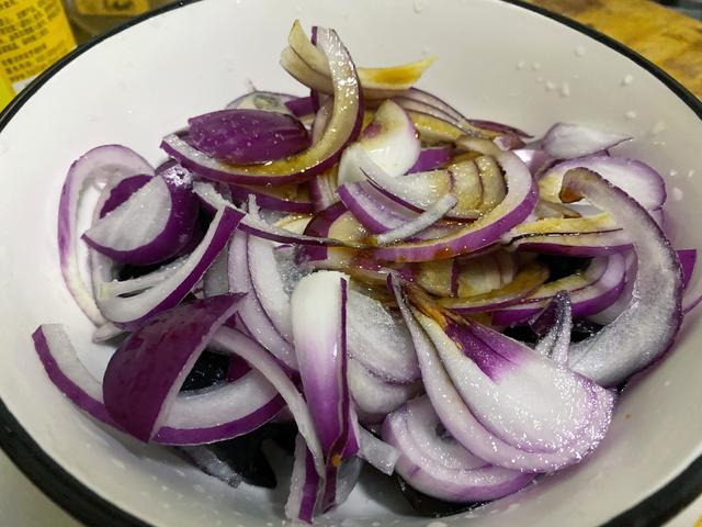 凉拌木耳洋葱做法简单清爽开胃，秋日必备爽口小菜