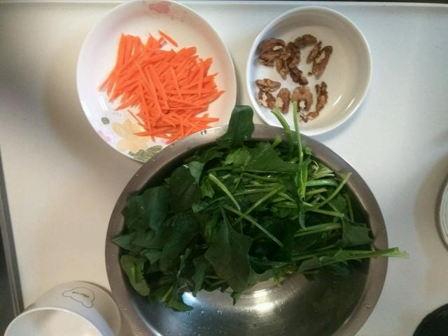 凉拌菠菜花生米，花生米和菠菜怎样凉拌好吃（教你做成夏季开胃凉拌菜）