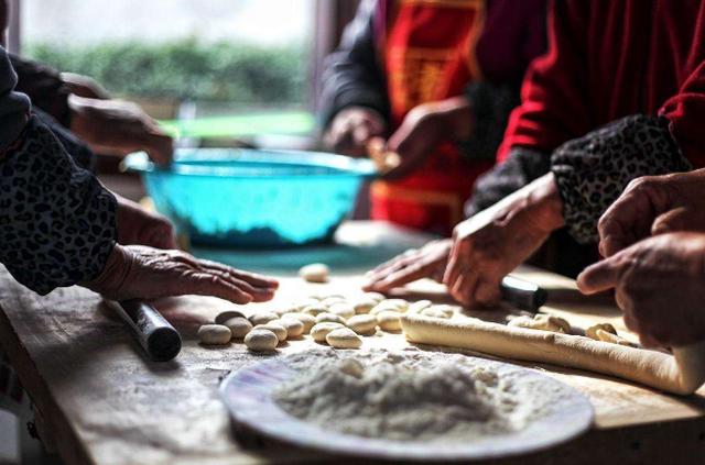 搞笑上联求下联大全，上联他大舅他二舅