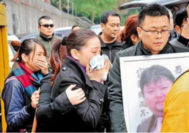 他曾被黃渤捧紅，但因喝酒英年早逝，留下小10歲的妻子怎麼樣了 娛樂八卦吃瓜 第10张