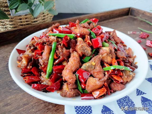 辣子鸡丁的家常做法，辣子鸡最正宗的做法不辣不柴（厨师长教你做家常辣子鸡丁）