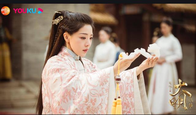 邓家佳演的电视剧，邓家佳之前演过的悬疑剧（39岁的“小姨妈”终于接女主剧本到手软）