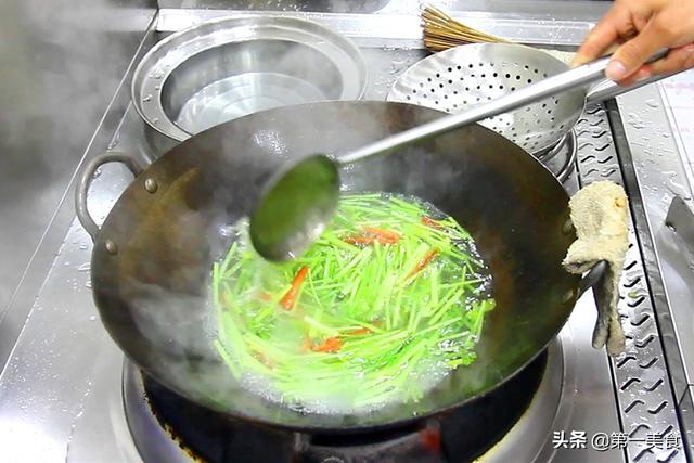 炒芹菜的方法既简单又干净，芹菜清脆不变色