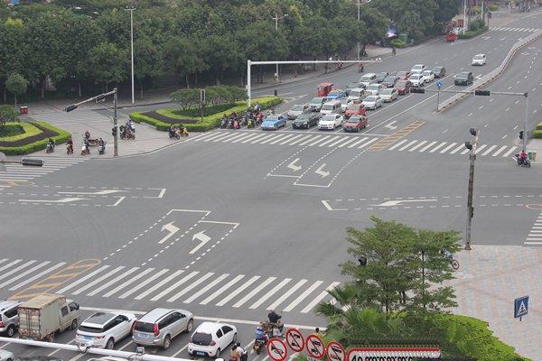 交通法左转弯遇到右转弯怎么规定，“右转让左转”“左侧让右侧”……这些让行规则