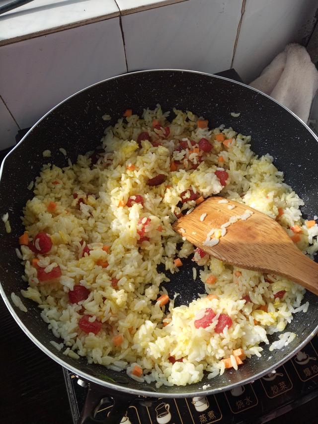 香肠炒饭怎么做，香肠炒饭怎样做（零失败快手又简单的腊肠炒饭）