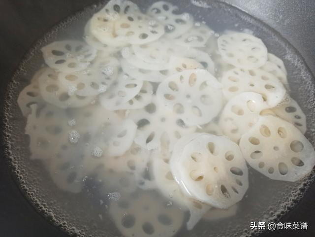 凉拌莲藕怎样又白又脆，凉拌藕片怎么做才会又脆又白（藕洁白脆嫩不发黑）