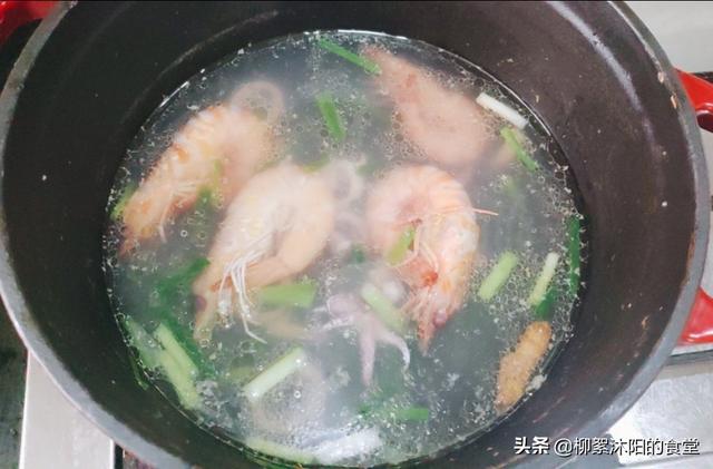 4条大虾1条鱿鱼1把红薯粉条，粉丝大虾最好吃的做法