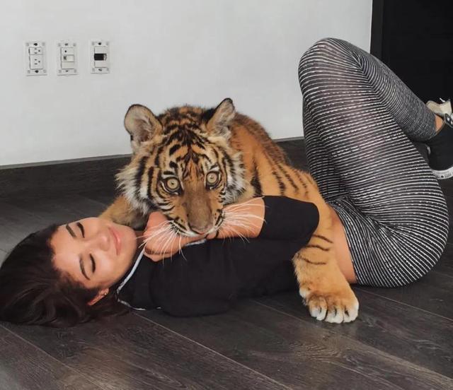 欧美最火超模个人写真，维密超模糖糖性感内衣大片