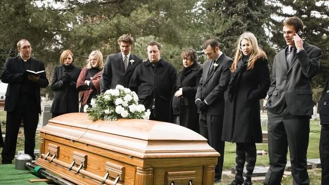 土葬多久会腐烂，土葬棺材里尸骨多少年腐烂（土葬的人从肉体变成白骨的时间大约是多久）