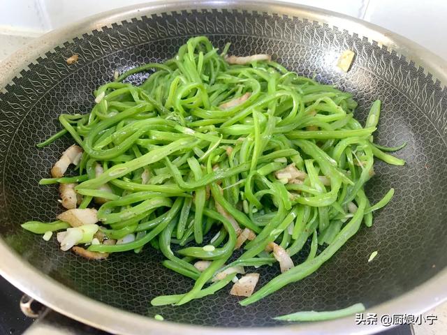 焯过水的豆角怎么做好吃，豆角焯水之后怎么炒好吃（豆角最好吃的做法）
