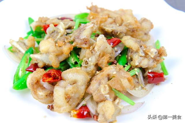 椒盐牛蛙最佳搭配，一只牛蛙炒一盘