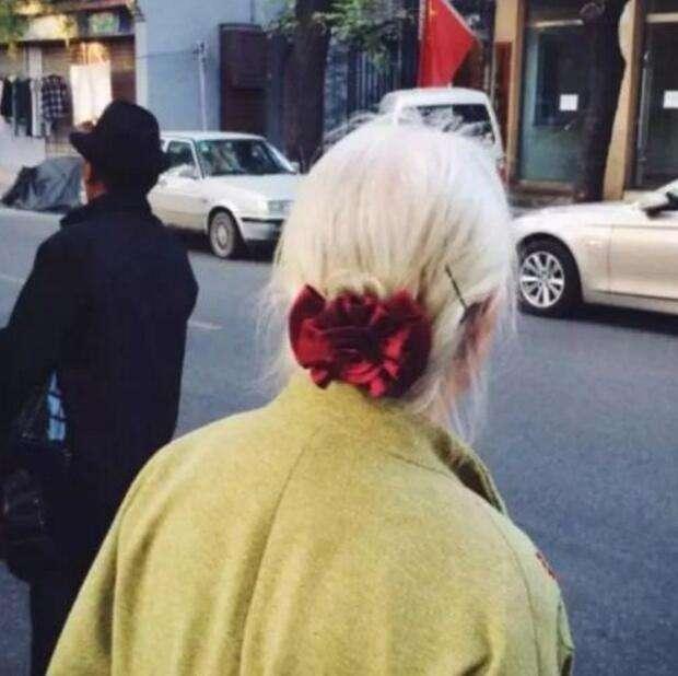 云鬓花颜金步摇事与愿违终此生，白发戴花君莫笑