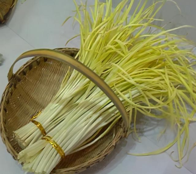 韭黄和蒜黄有什么区别怎么区分，留言说分不清韭黄蒜黄的朋友看过来