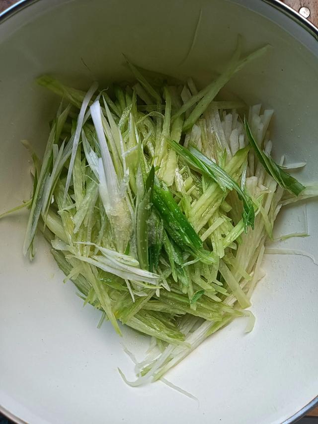 油泼菠菜面正宗做法陕西，懒人版陕西油泼面