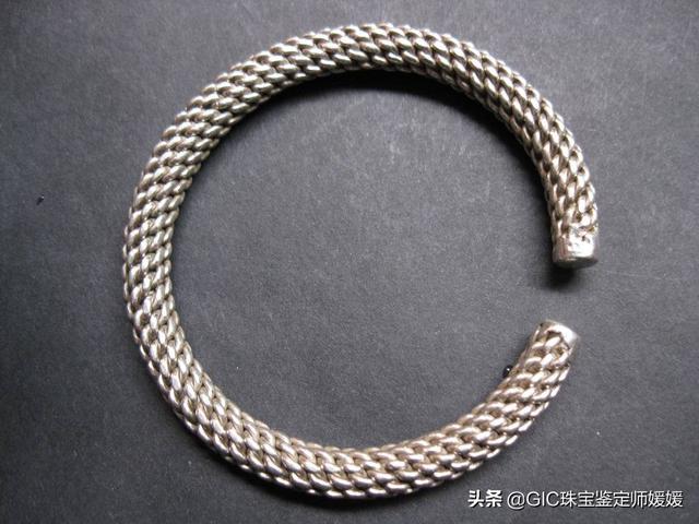 什么银手镯最好，现在流行什么款式的银手镯好看