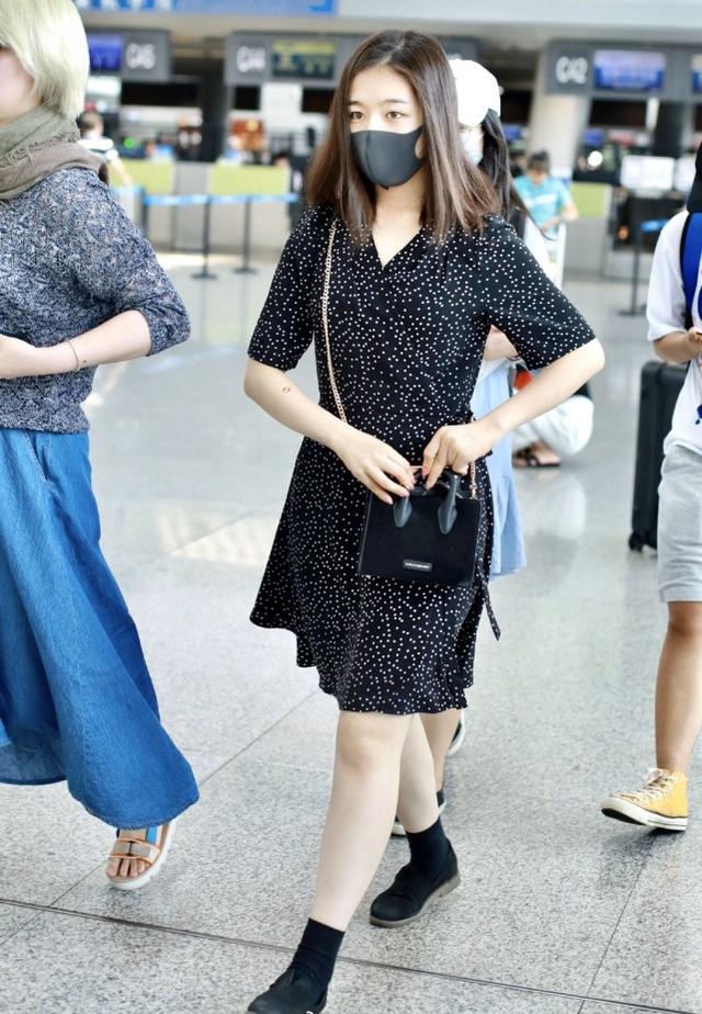 李蘭迪瘦了？現身機場穿超短上衣配寬松工裝褲，不露腿也依舊美 娛樂八卦吃瓜 第7张