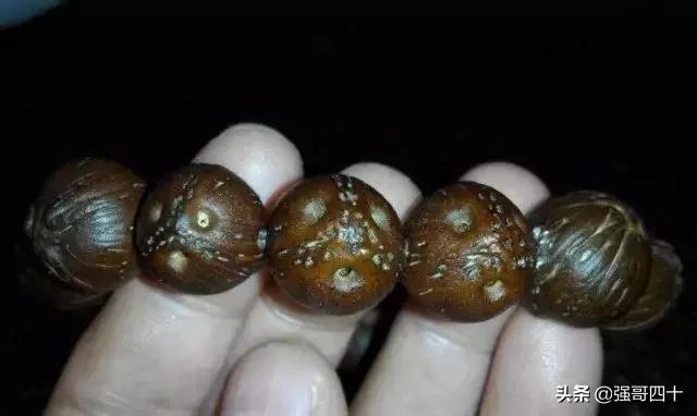 文玩手串怎么盘玩最好，八大热门手串正确把玩姿势