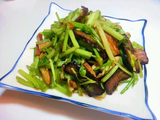 芹菜炒多久能熟，没有过水的芹菜一般炒几分钟熟（千万不要直接下锅炒）