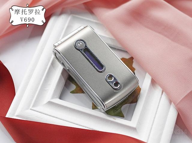 摩托罗拉旋转手机，摩托罗拉v 3翻盖手机（摩托罗拉V系列老机型盘点）