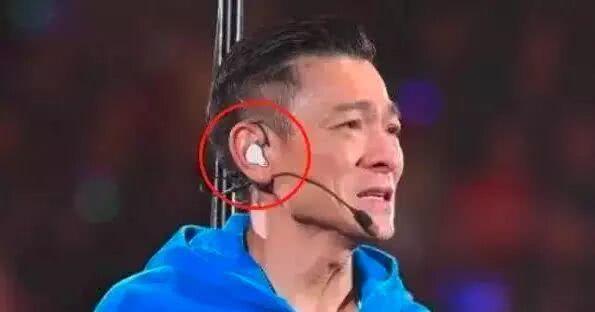 明星唱歌戴的耳机有什么作用，为什么非要戴这种耳机
