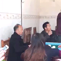 「姑娘一看就不好惹，腰間的痕跡已經說明身份！」哈哈哈 搞笑整蠱 第23张