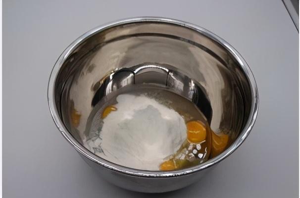 蛋糕粉怎么做蛋糕，超级简单的面包蛋糕做法（蛋糕粉可以做什么食物）